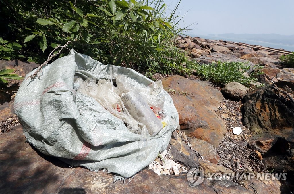 석모도 해안가에 있는 빈 페트병 쓰레기