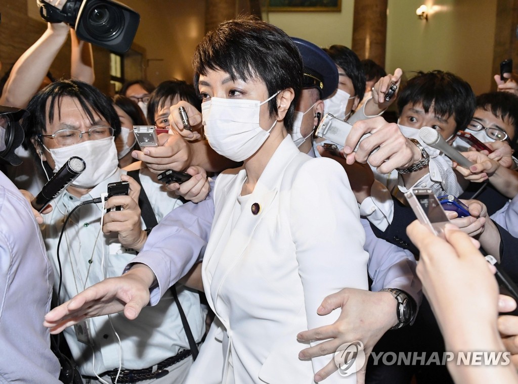 (도쿄 교도/로이터=연합뉴스) 가와이 안리 일본 참의원 의원이 금품 선거 혐의로 체포되기 하루 전인 2020년 6월 17일 일본 국회의사당에서 참의원 본회의를 마친 뒤 취재진에 둘러싸여 있다.