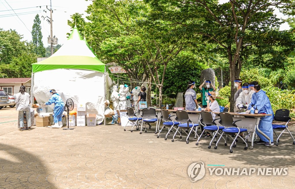 Students and teachers receive coronavirus tests at a middle school in Mokpo, 410 kilometers southwest of Seoul, on June 28, 2020, in this photo provided by the Mokpo city government. (PHOTO NOT FOR SALE) (Yonhap)