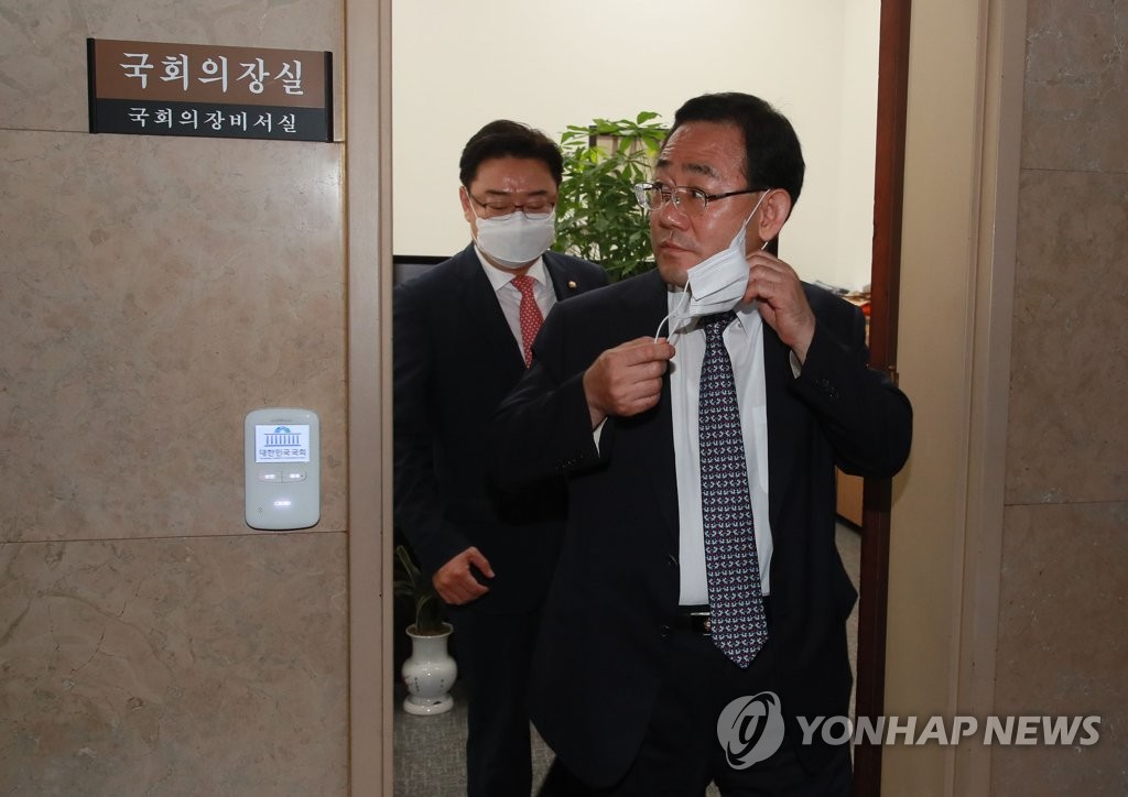 원내대표 회동 마치고 나오는 주호영