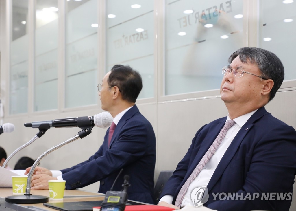 기자회견 도중 눈 감은 이스타항공 대표