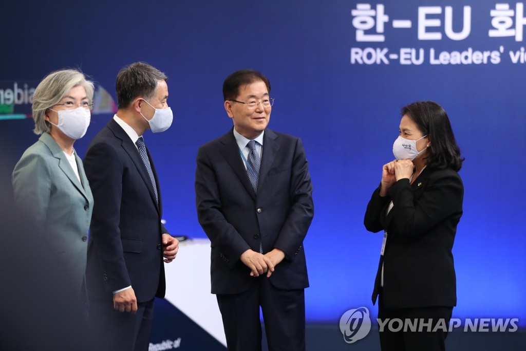 한-EU 화상 정상회담 참석하는 장관들