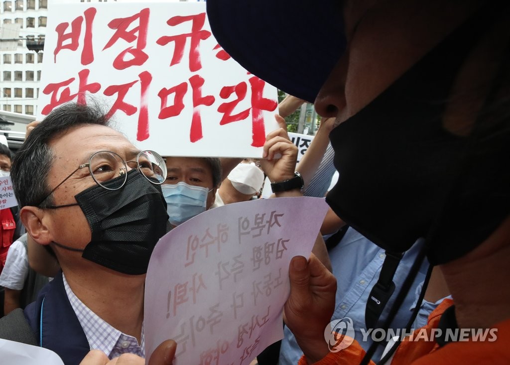 조합원들 항의받는 김명환 위원장