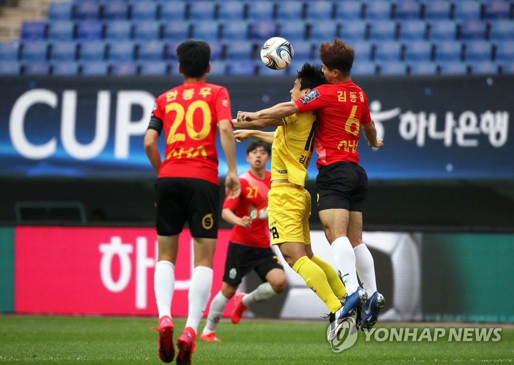 광주-김포, 공중볼 다툼