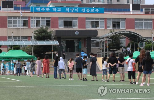 코로나19 진단검사 받는 대전천동초교 재학생