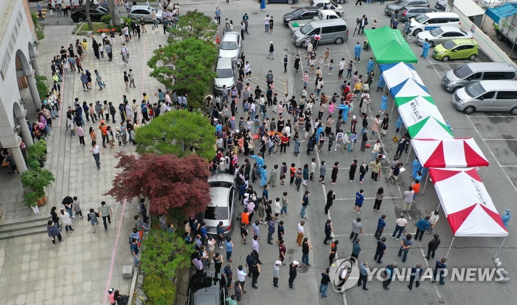 확진자 예배 참석, 교회 마당에 선별진료소