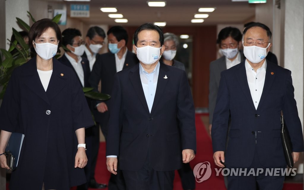 임시국무회의 참석하는 정세균 총리와 부총리