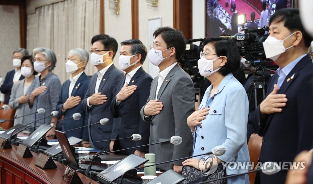 임시국무회의에서 국기에 경례하는 장관들