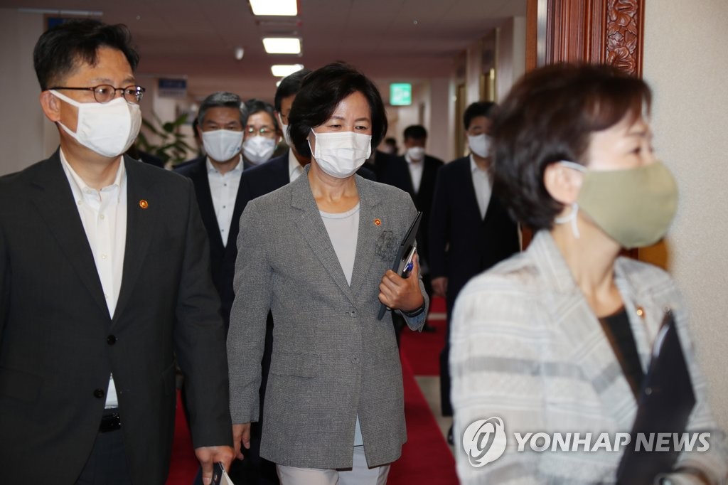 임시국무회의 참석하는 추미애 장관