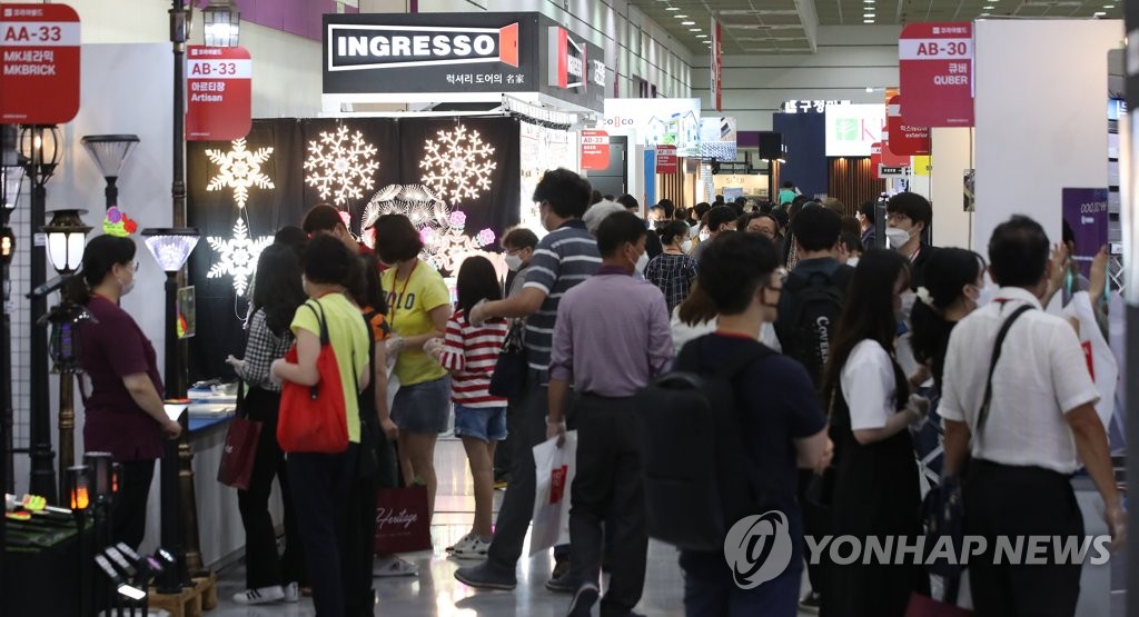 '코리아 빌드' 둘러보는 관람객