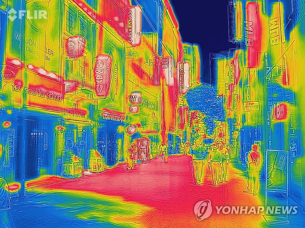 문밖으로 퍼져나가는 냉기