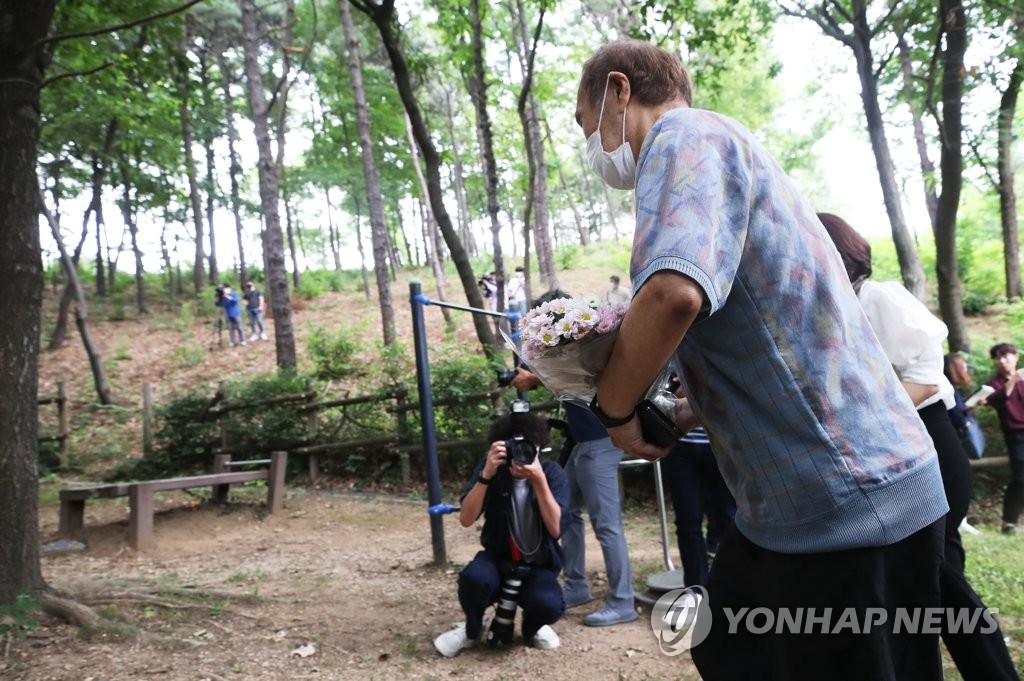 헌화하는 화성 실종 초등생 유가족