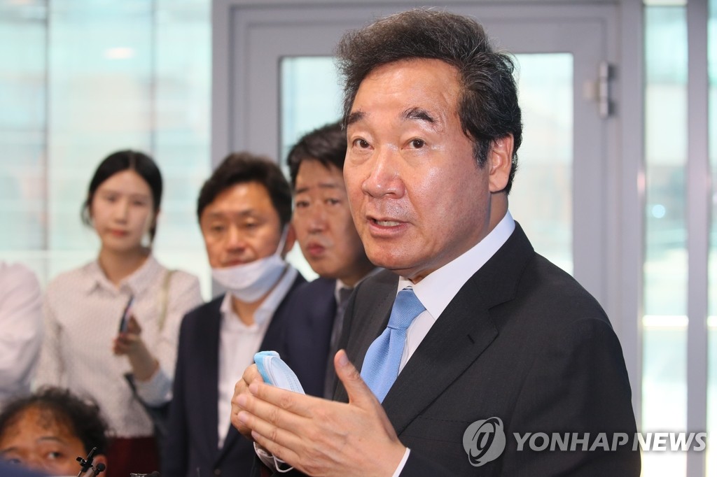 취재진 질문에 답하는 이낙연