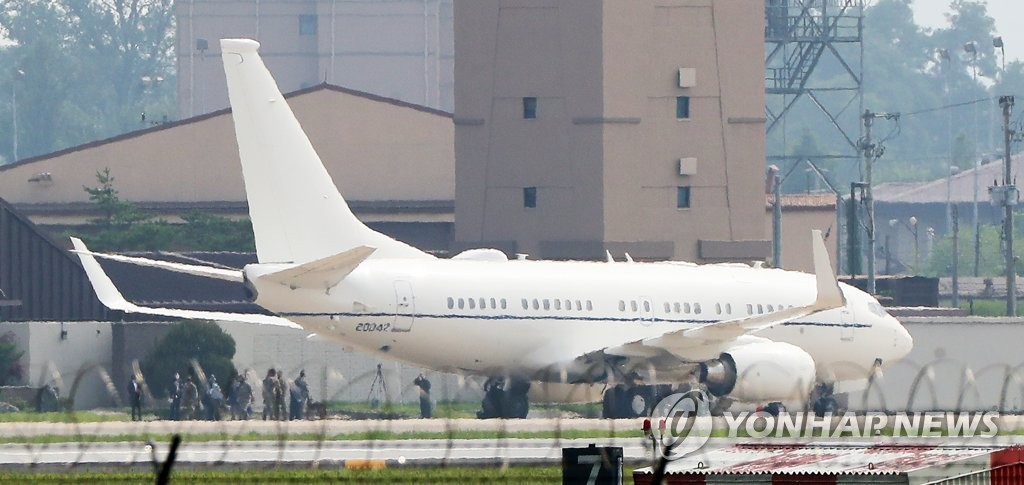 This photo shows a plane believed to be carrying U.S. Deputy Secretary of State Stephen Biegun and his delegation after it landed at Osan Air Base in Pyeongtaek, Gyeonggi Province, south of Seoul, on July 7, 2020. (Yonhap) 