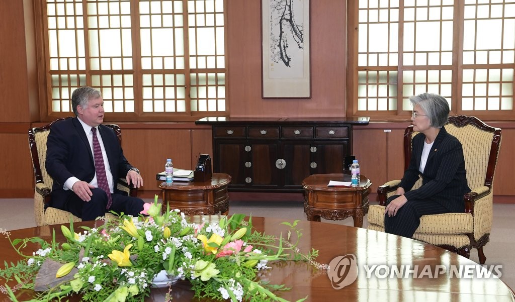 Foreign minister meets U.S. point man for N. Korea Foreign minister meets U.S. point man for N. Korea