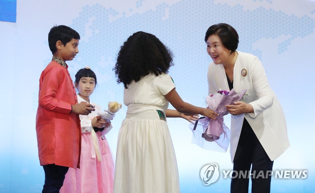 마스코트 인형 받는 김정숙 여사