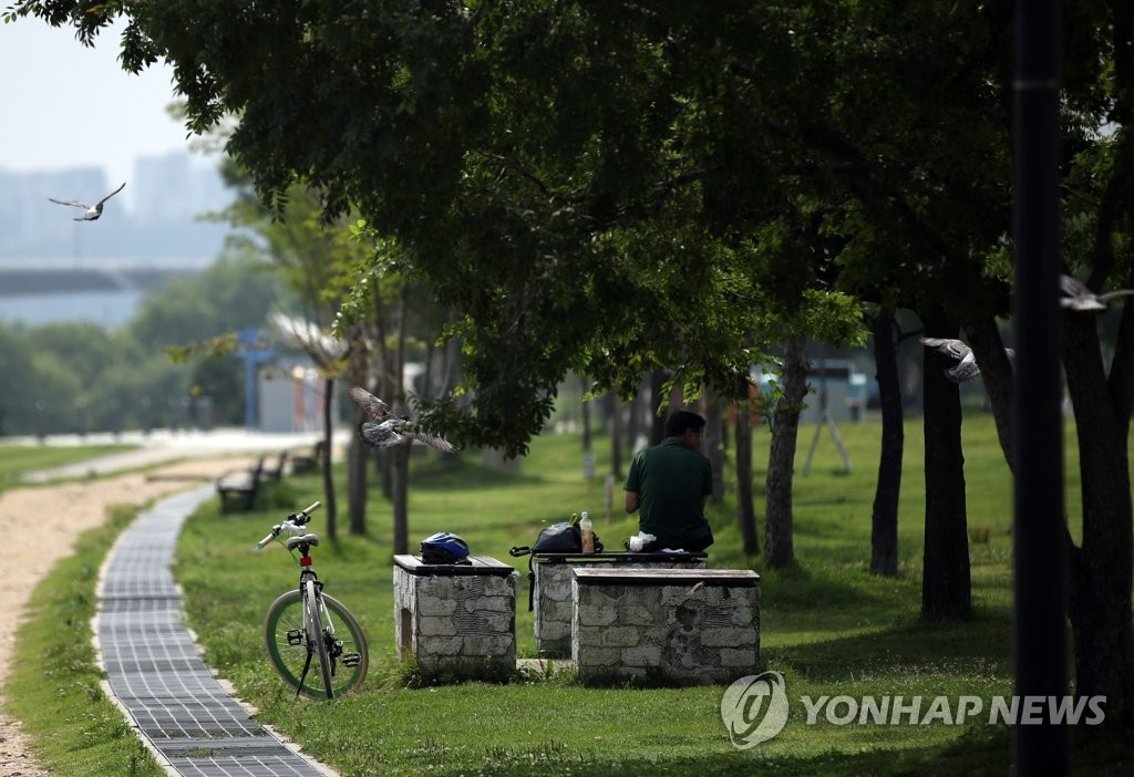나무 그늘 아래 휴식