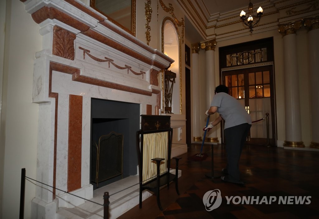 관람객 없어도 어김없이 '쓱싹쓱싹'