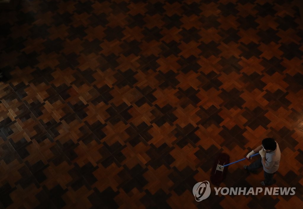 코로나19, 자리를 지키는 사람들