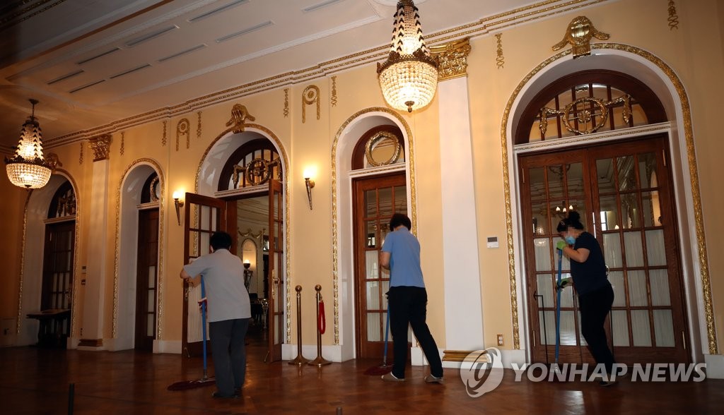 코로나19로 관람은 중지, 청소는 계속