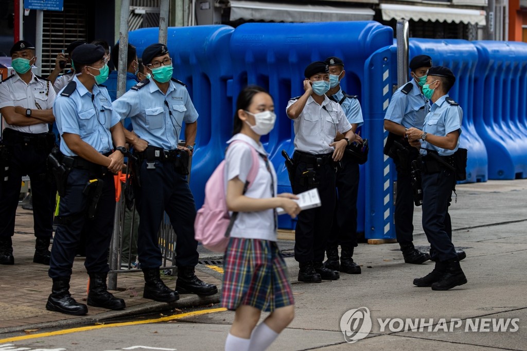 홍콩 '국가안보공서' 현판식 지키는 경찰