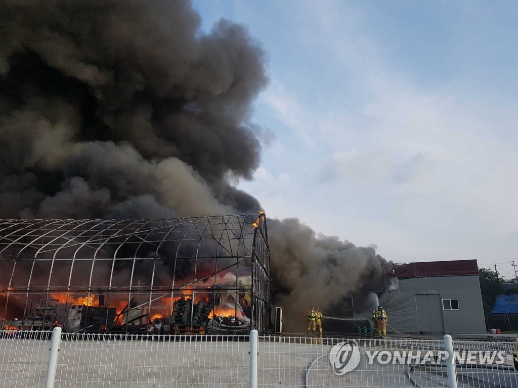 원주 메밀가루 공장 화재…치솟는 연기