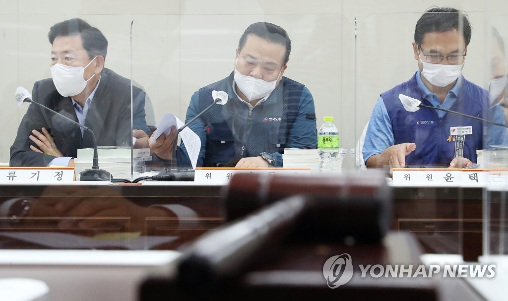서로 다른 곳 응시하는 사용자와 근로자