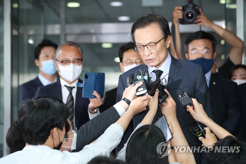 취재진 질문에 인상 찌푸린 이해찬 대표