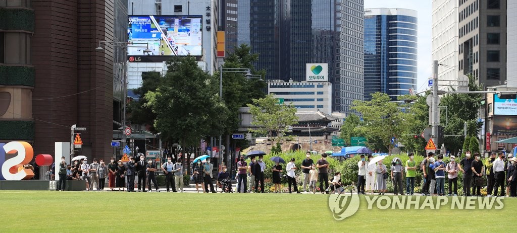 People line up to pay respects to late Seoul Mayor Park Won-soon People line up to pay respects to late Seoul Mayor Park Won-soon