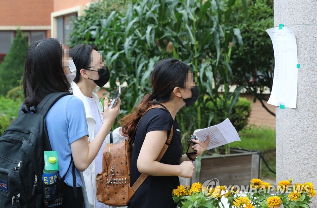 Applicants wear masks at public servant test Applicants wear masks at public servant test