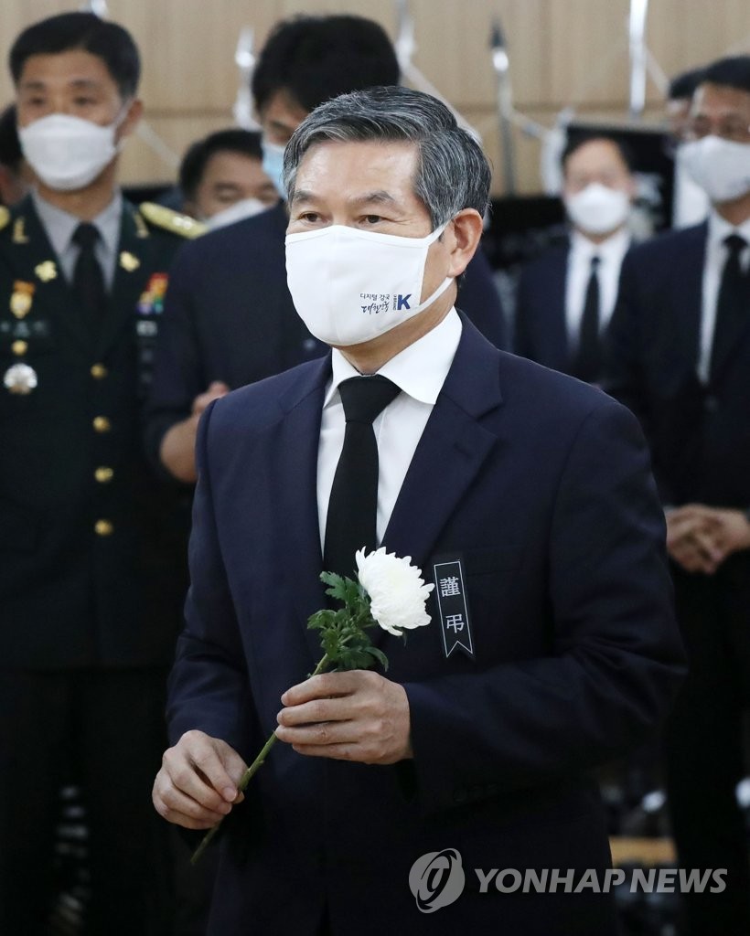 Defense minister pays respects to war hero Defense minister pays respects to war hero