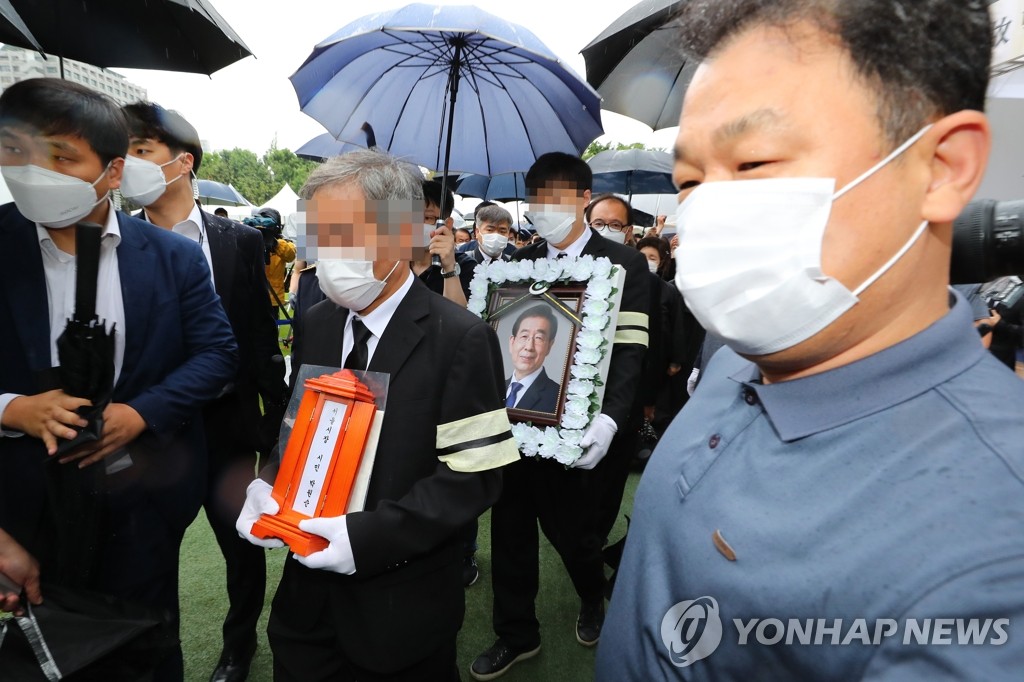 서울시청 도착한 고 박원순 서울시장 영정