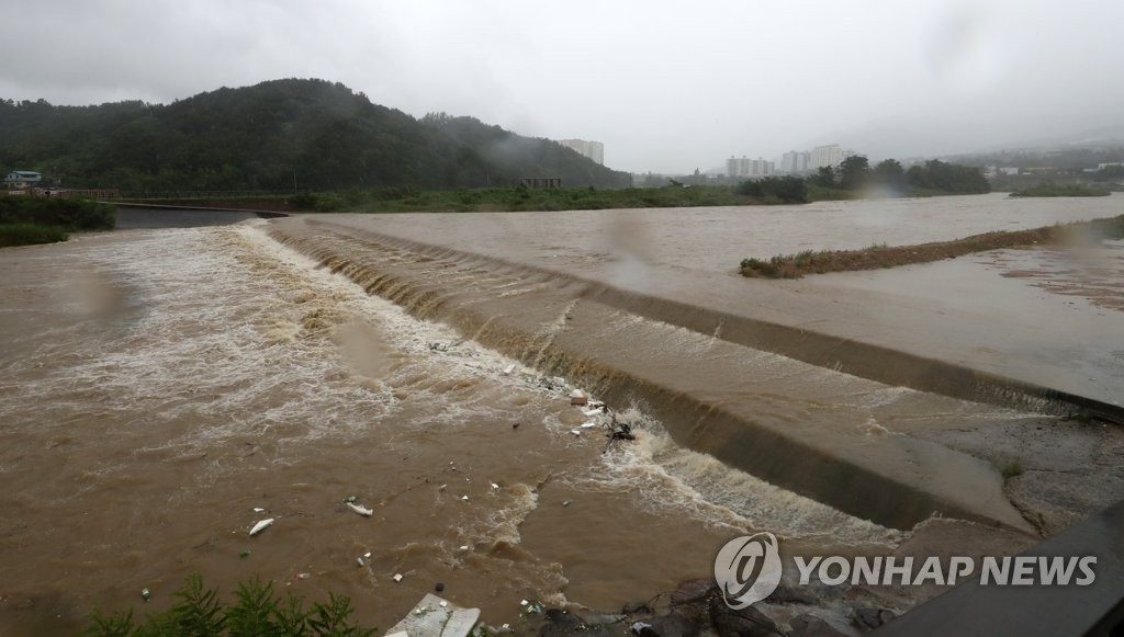 호우로 불어난 강물