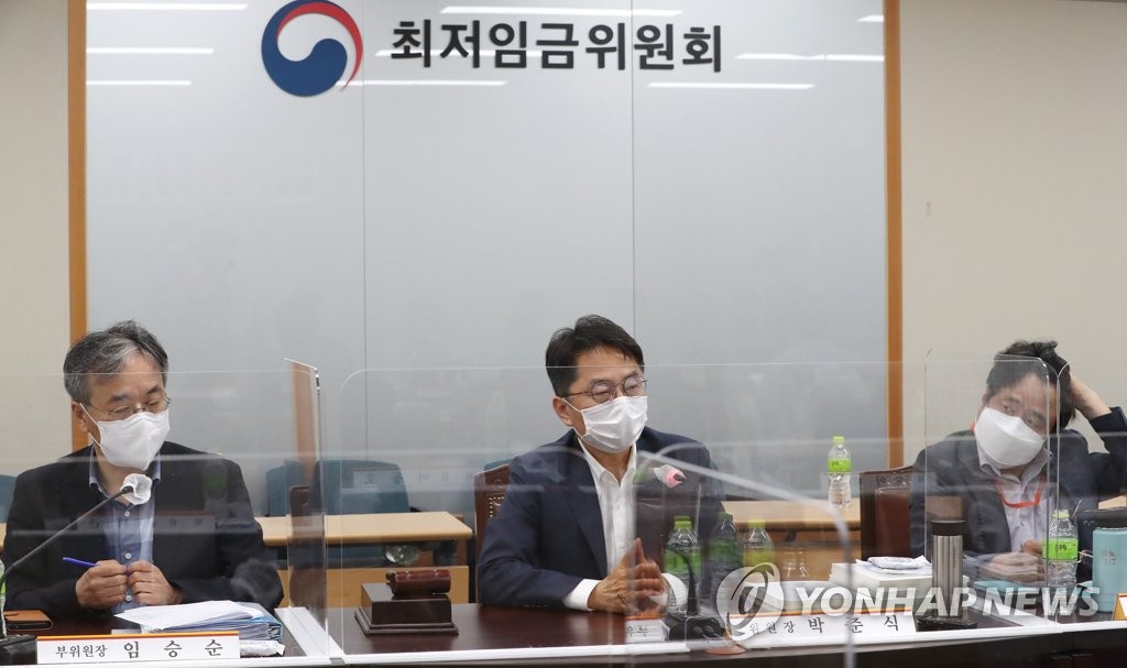 최저임금 '8천720원으로 의결' 회견하는 박준식 위원장