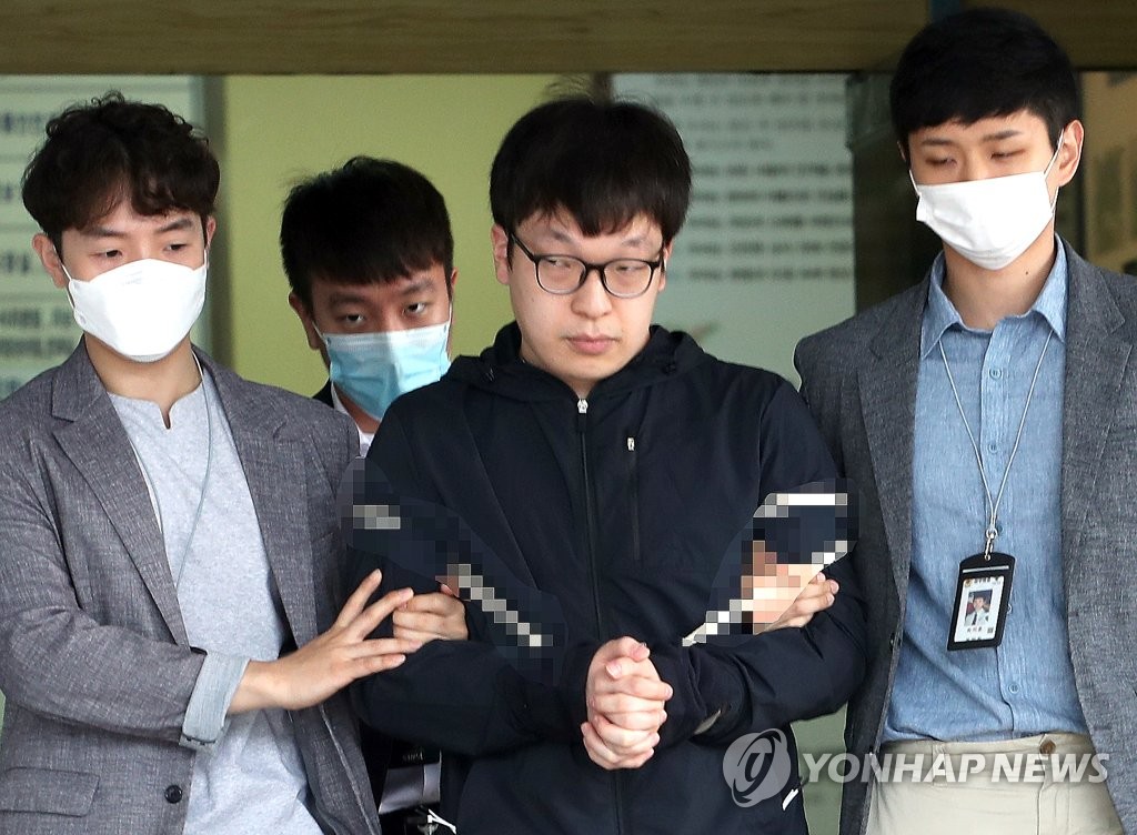 검찰 송치되는 조주빈 성착취 공범 남경읍