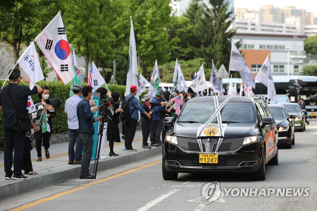 영결식장 떠나는 고 백선엽 장군 운구차