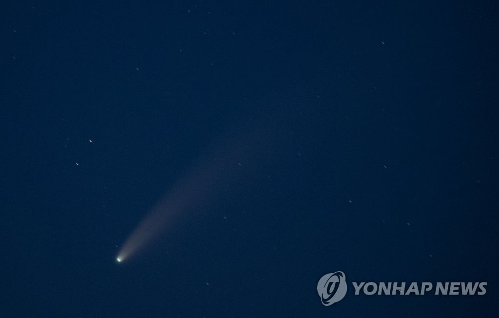 Comet seen from Yeongjong Island Comet seen from Yeongjong Island