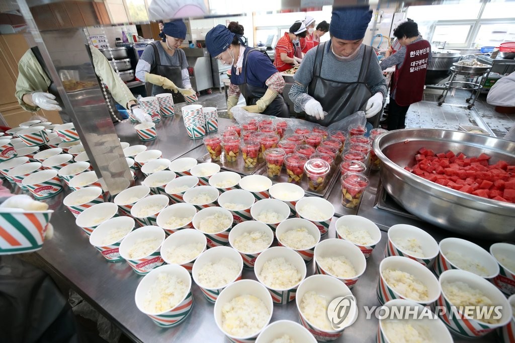 '초복 맞아 보양 도시락 나눠요'