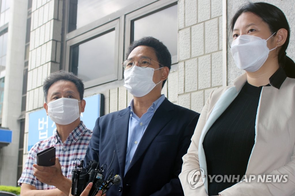 인터뷰하는 강제징용 피해자 변호인
