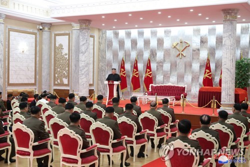 김정은, 군부 핵심인사들에 권총 '백두산' 수여