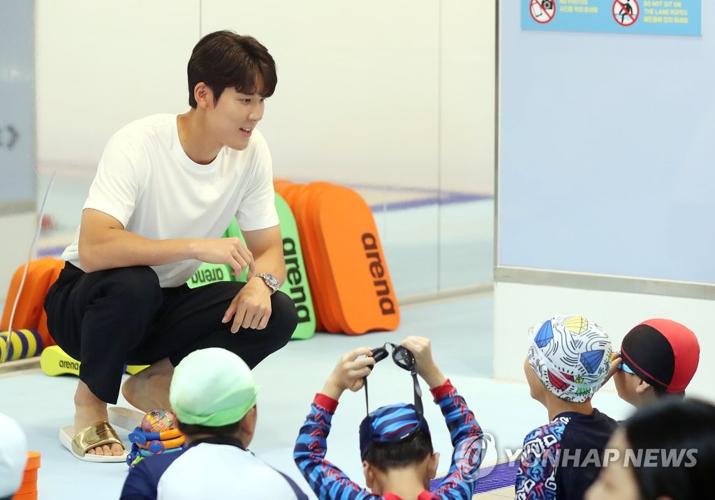 어린이 수영 지도하는 박태환
