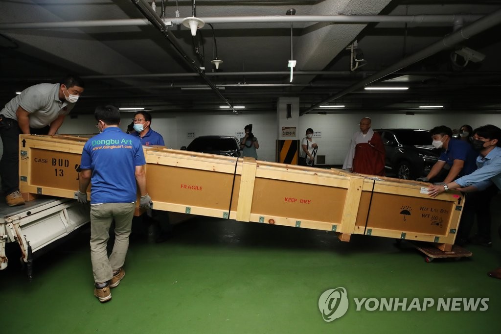 입고 위해 옮겨지는 영산회상도