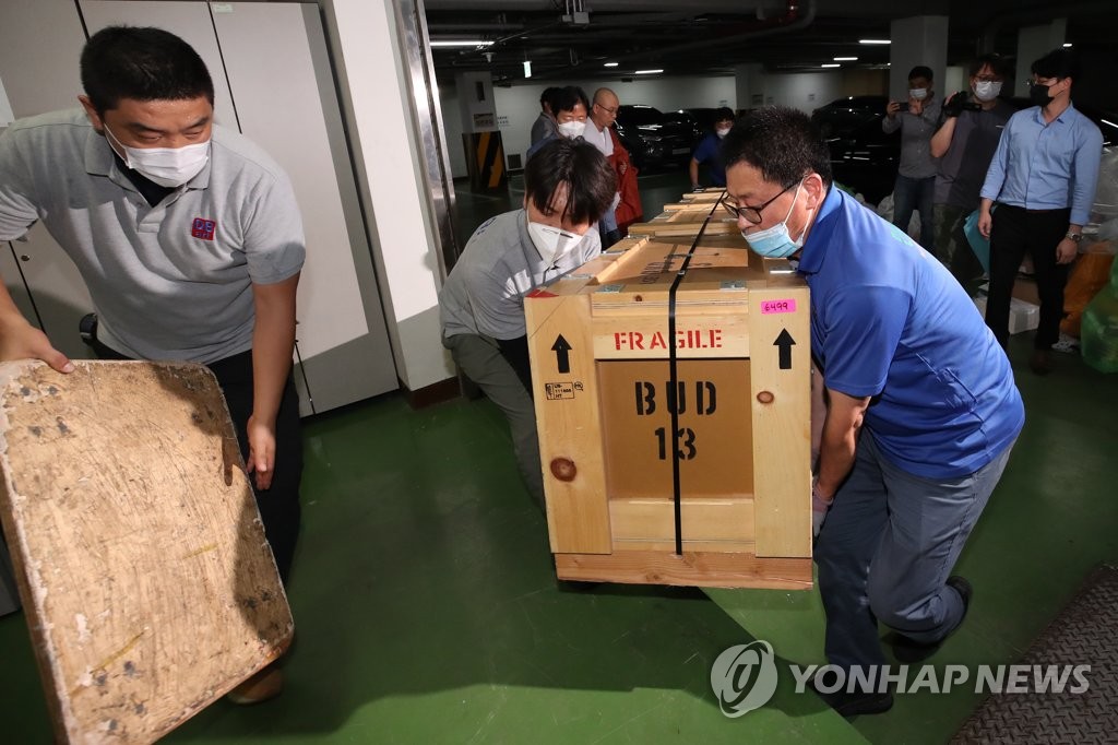 입고되는 영산회상도