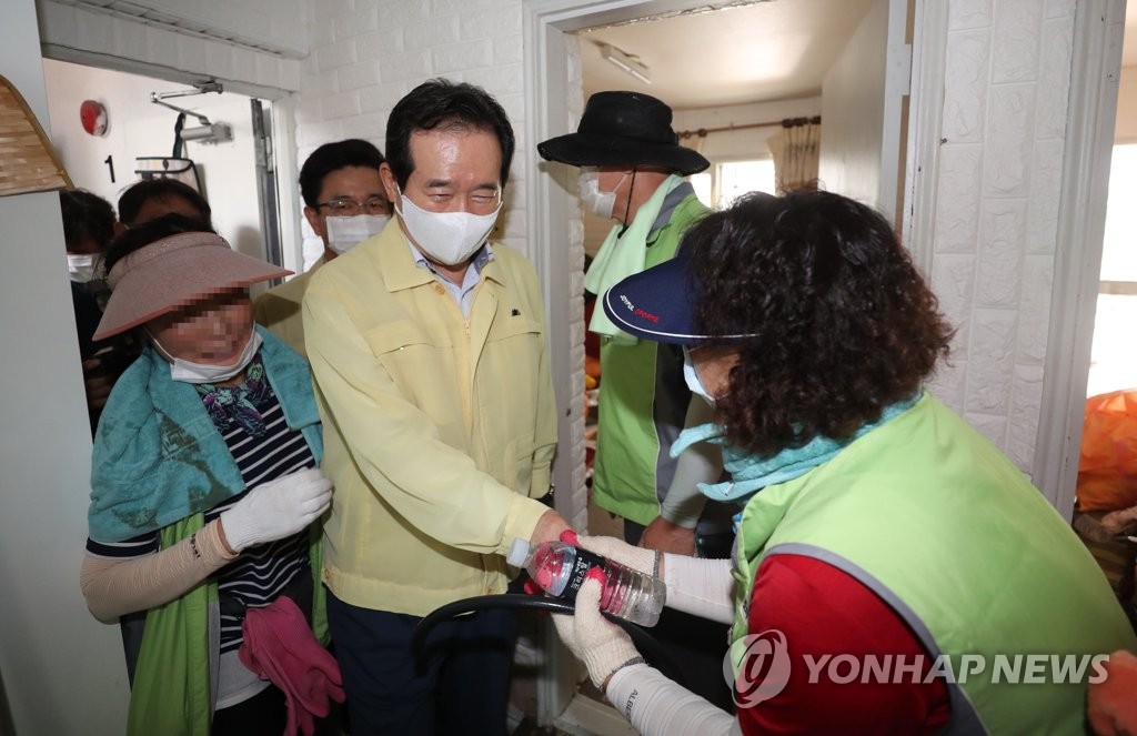 자원봉사자 격려하는 정세균 총리