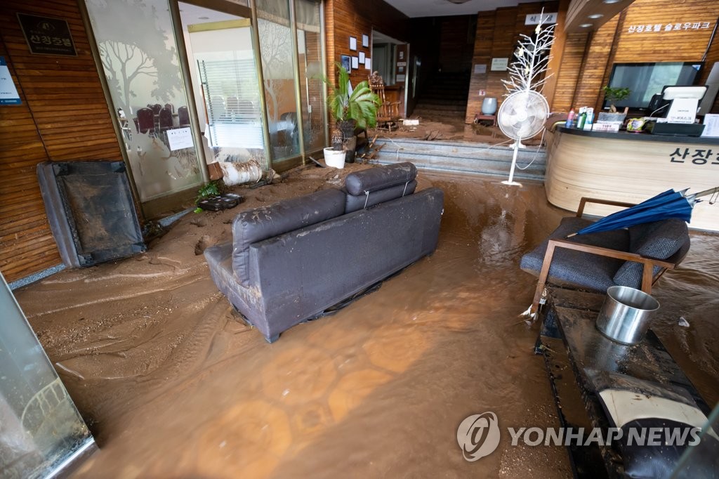 토사로 뒤덮인 가평의 한 호텔