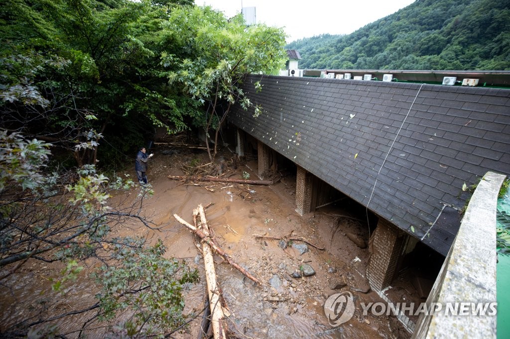 토사로 뒤덮인 가평의 한 호텔