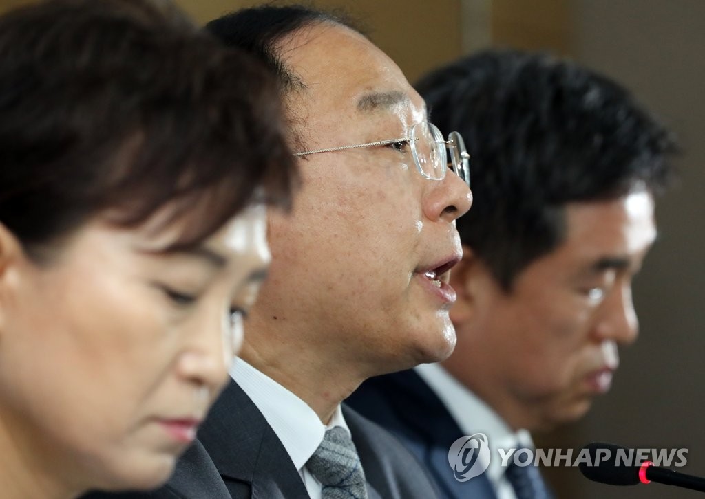 질문에 답하는 홍남기 부총리