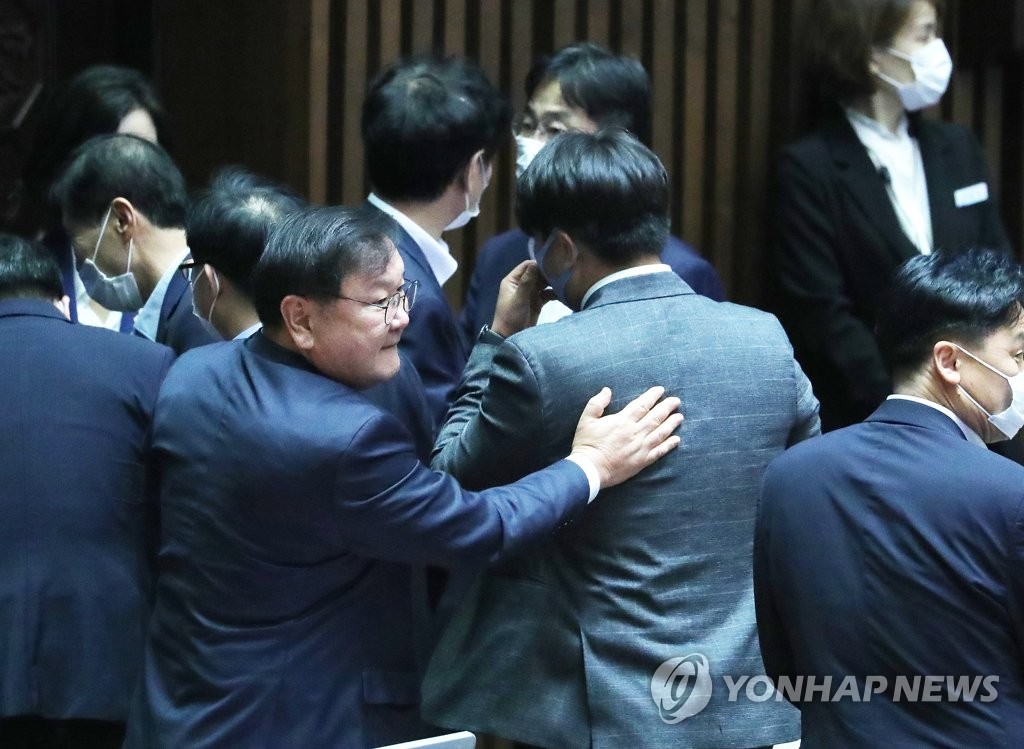 동료 의원 격려하는 민주당 김태년 원내대표