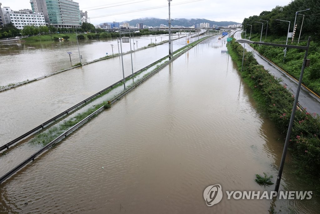 水に浸かった東部幹線道路＝６日、ソウル（聯合ニュース）