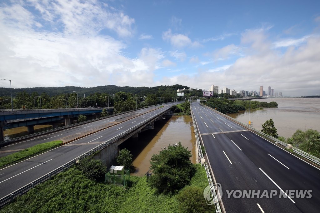 맑게 갠 하늘 아래 통제된 올림픽대로